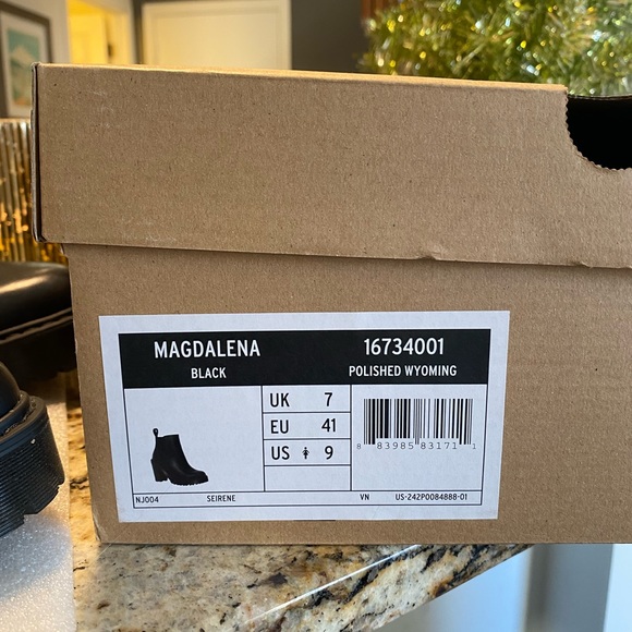 Doc Martens Black Magdalena size us 9. I was gifted them and never worn them! - Picture 5 of 7
